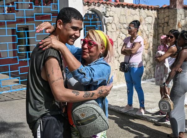 Kuba liron mbi 2,000 të burgosur në prag të Pashkës, SHBA lehtëson bllokadën e karburantit