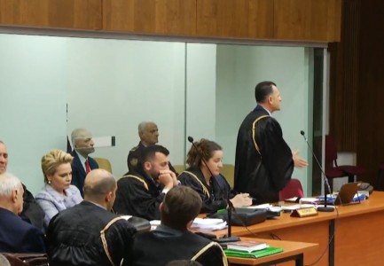 Avokati kërkon që Ilir Meta të nxirret nga kafazi i xhamit: Edhe Nexhmije Hoxha e Ramis Alia janë trajtuar me më shumë dinjitet
