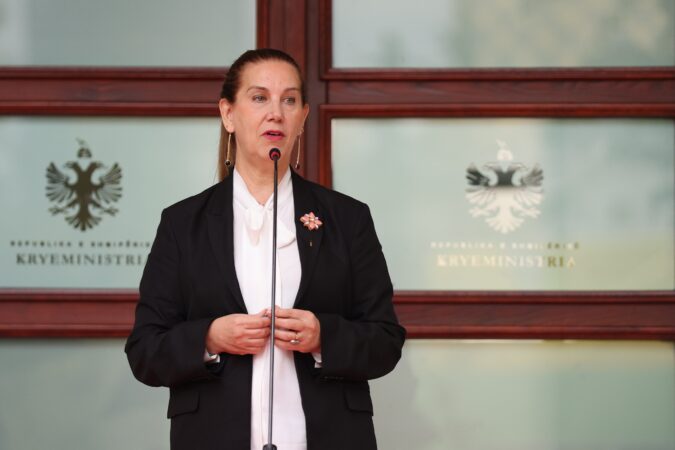 Videot që alarmuan qytetarët! Persona me shami pranë shkollave, ministrja Kumbaro: Jemi në kontakt të vazhdueshëm me policinë! 