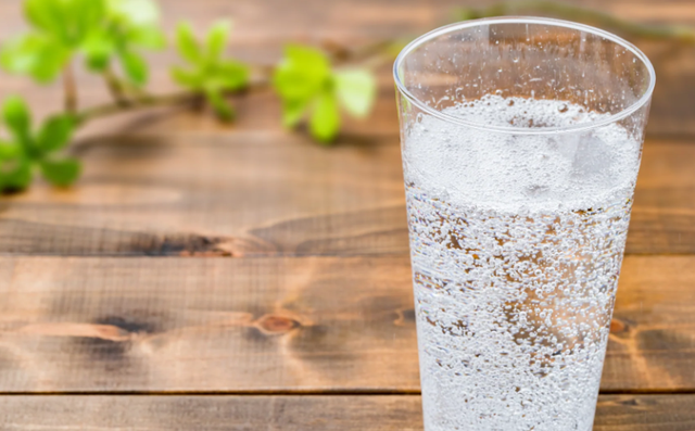 Si të pini ujë të gazuar pa shqetësime për stomakun
