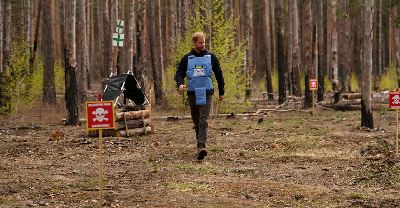 Princi Harry në gjurmët e Dianës/ Ai eci nëpër një fushë të minuar, si nëna e tij 30 vjet më parë