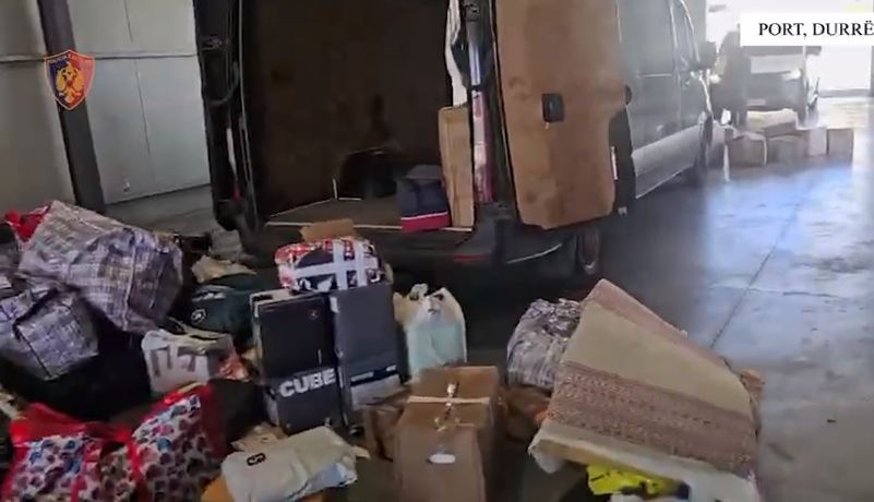 Arrestohet 35-vjeçari në portin e Durrësit, çfarë iu gjet në furgonin plot me mallra kontrabandë (VIDEO)