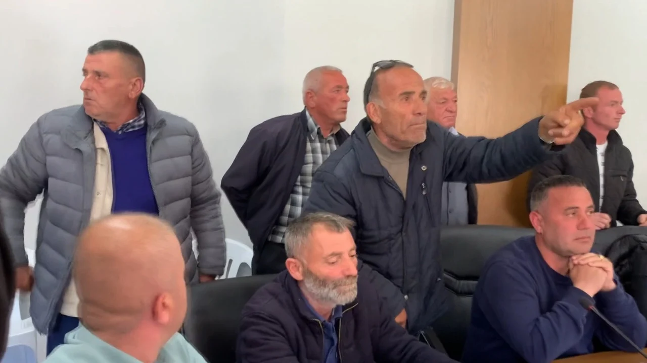 Tensione në Këshillin Bashkiak të Bulqizës, banorët kundër impianteve fotovoltaike: Do sjellë pasoja ekonomike dhe sociale