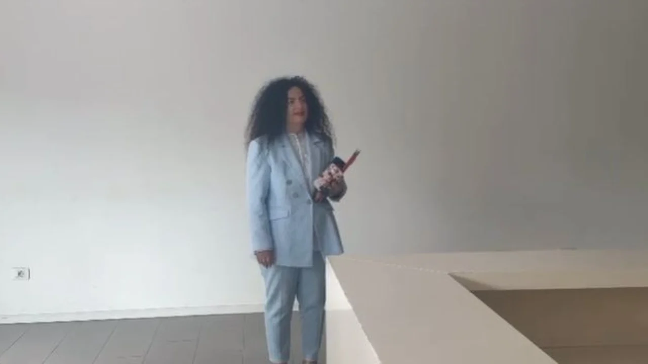 Dorëzoi dosjen e kandidimit për kreun e PD, ish-kandidatja e primareve në Durrës: Nëse demokratëve u intereson një figurë e papërlyer, të më votojnë