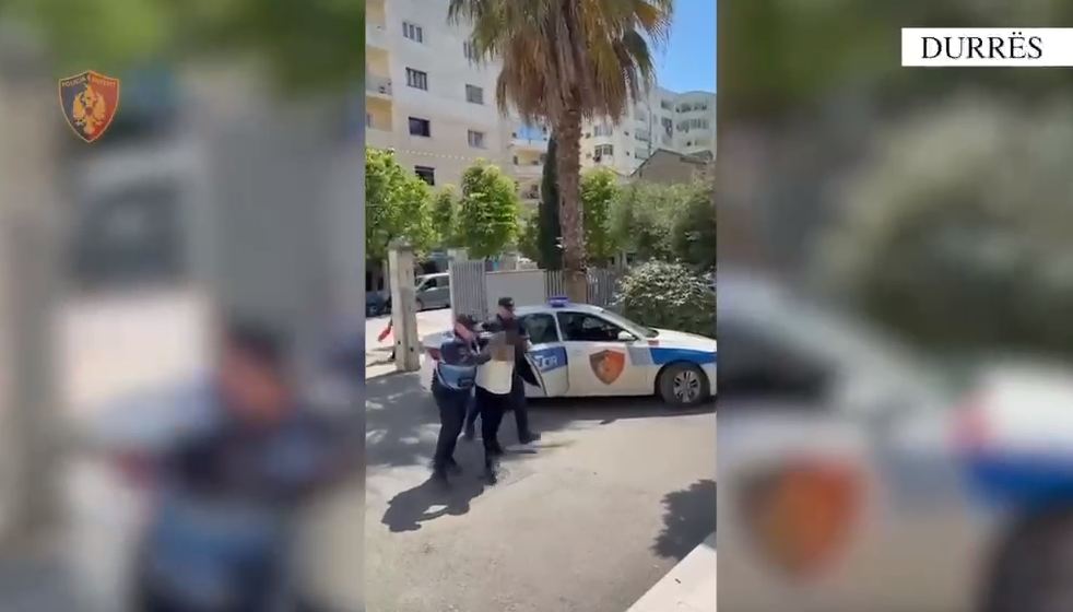 “Mesnata” – Lëvizte i armatosur me pistoletë në Durrës, vihet në pranga 32-vjeçari (VIDEO)