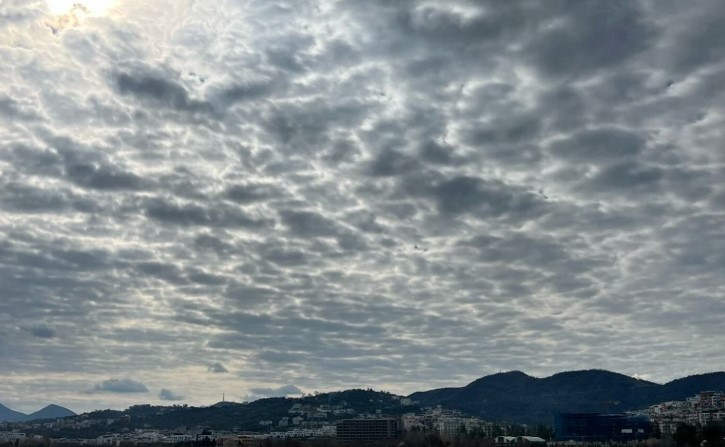 Sot në disa zona priten reshje shiu! Ja parashikimi i motit dhe sa do të jenë temperaturat