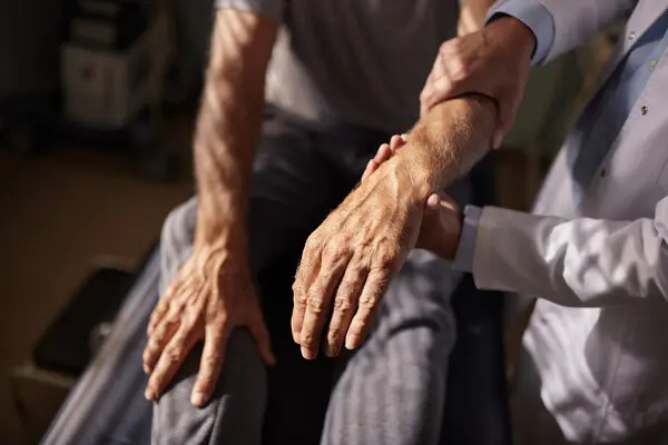 Fakti pas ‘Ozempic hands’: Çfarë po ndodh me duart tuaja?