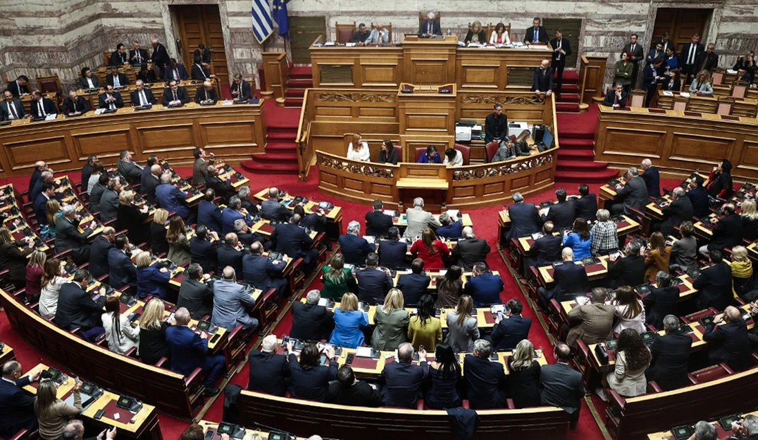Nën akuzë për mashtrim me fondet e BE, Parlameti grek voton pro heqjes së imunitetit të 13 deputetëve