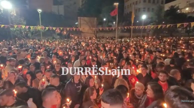 “Krishti u ngjall”, besimtarët ortodoksë kremtojnë Pashkët në Durrës (VIDEO)