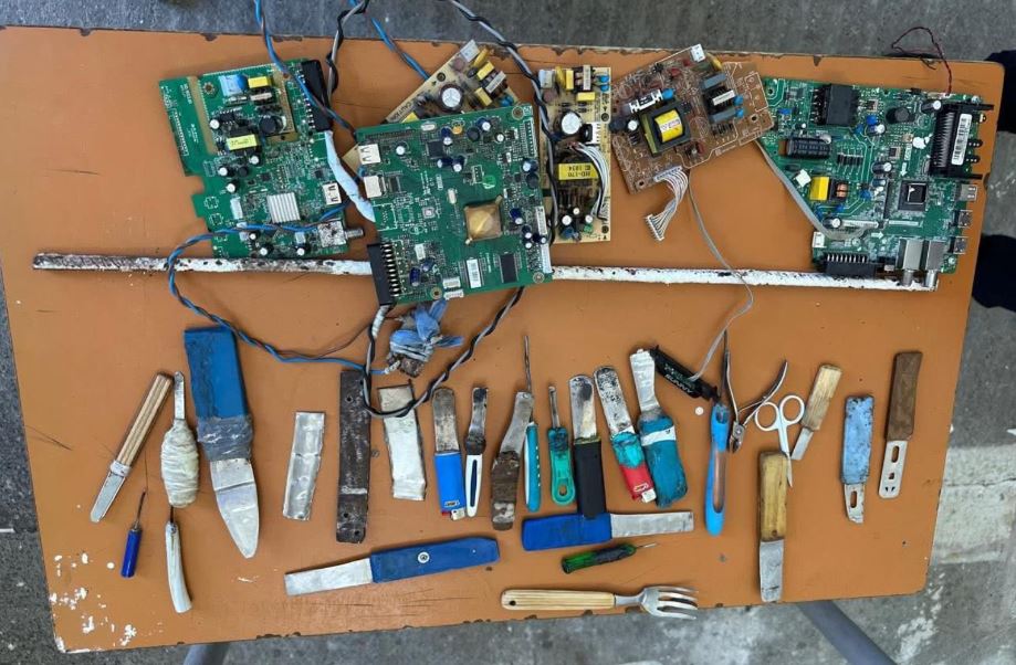 Nga çakmaku i shkrirë për thikë dhe kaçavidat e improvizuara, te gërshërët dhe piruni! Ja arsenali i sekuestruar në burgun e Peqinit (FOTO)