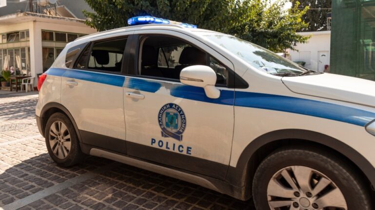 Plagosën me armë të riun në këmbë, vetëdorëzohet një prej autorëve, në kërkim i riu shqiptar