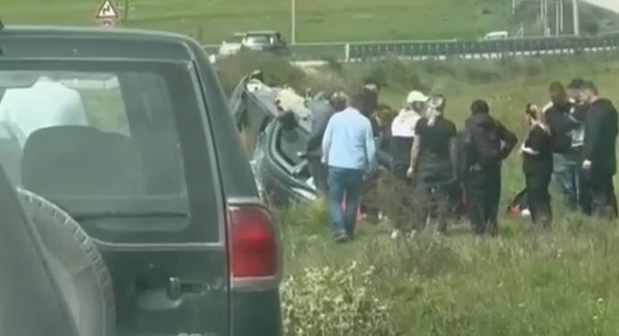 Makina del nga rruga, 3 të plagosur, mes tyre edhe fëmijë