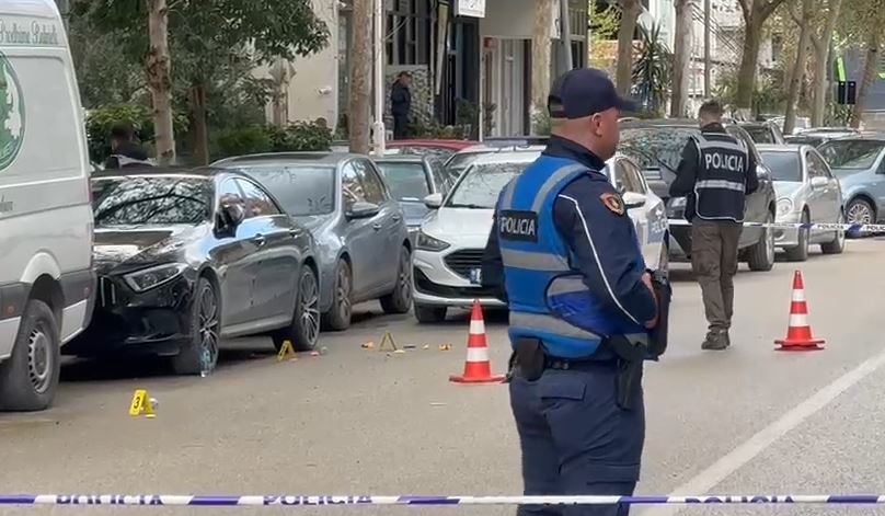 EMRI/ Sherr mes disa personave në qytetin bregdetar, 63-vjeçari humb jetën, plagoset i biri