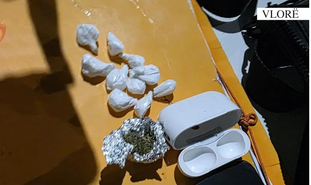 Shpërndanin drogë në Vlorë/ Arrestohet 17-vjeçari, procedohet 16-vjeçari, sekuestrohen 10 doza kokainë