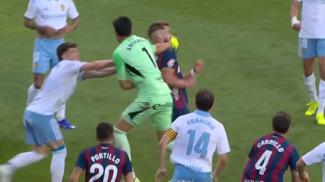 Portieri i Zaragozës lë portën dhe godet me grusht kundërshtarin në mesin e fushës