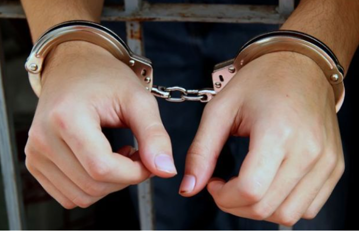 Vodhën sende me vlerë në një banesë në Shijak, ndalohen dy të rinj, një tjetër në kërkim