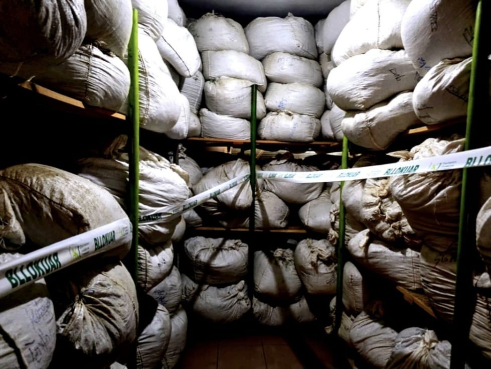 Të paetiketuara dhe pa afat përdorimi, AKU bllokon rreth 4 ton bimë të thata