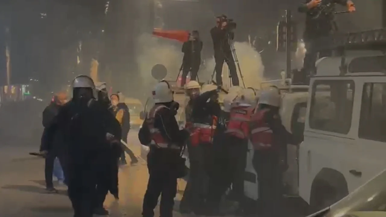 “Pse silleni kështu?”/ Berisha ndan videon nga protesta para Kryeministrisë: U habitën dhe të huajt, pyetën policët…