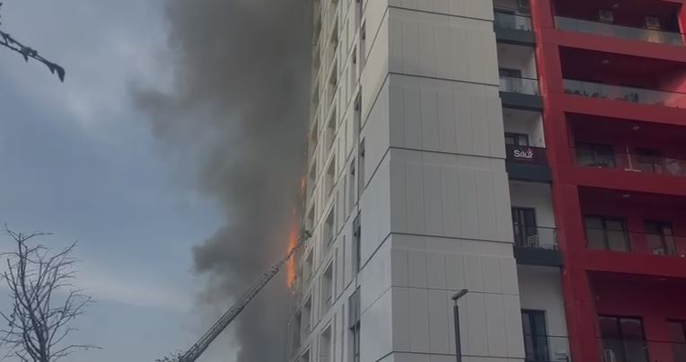 Zjarri te 5 Maji, 4 persona dërgohen në QSUT të asfiksuar nga tymi