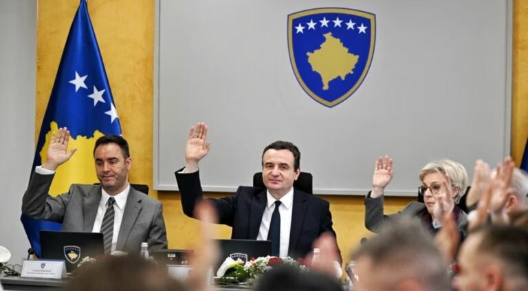 Rritja e çmimit të karburanteve/ Qeveria e Kosovës miraton projektligjin për çmimet tavan dhe atë për sigurimet shëndetësore