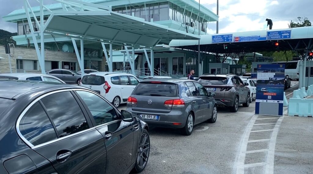 Bie sistemi i hyrje-daljeve në Kakavijë, krijohet radhë në pikën kufitare