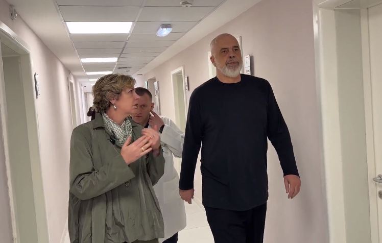 “Nuk më vijnë shumë ankesa për ju”/ Kryeministri Rama inspektim në spitalin e Lezhës: Kemi mjekë shumë të mirë, por problemi është…