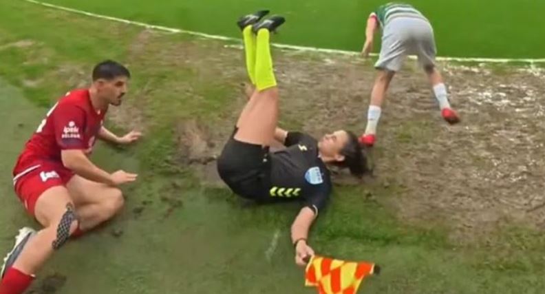 Rrëzoi gjyqtaren në fushë, por futbollisti e injoron totalisht