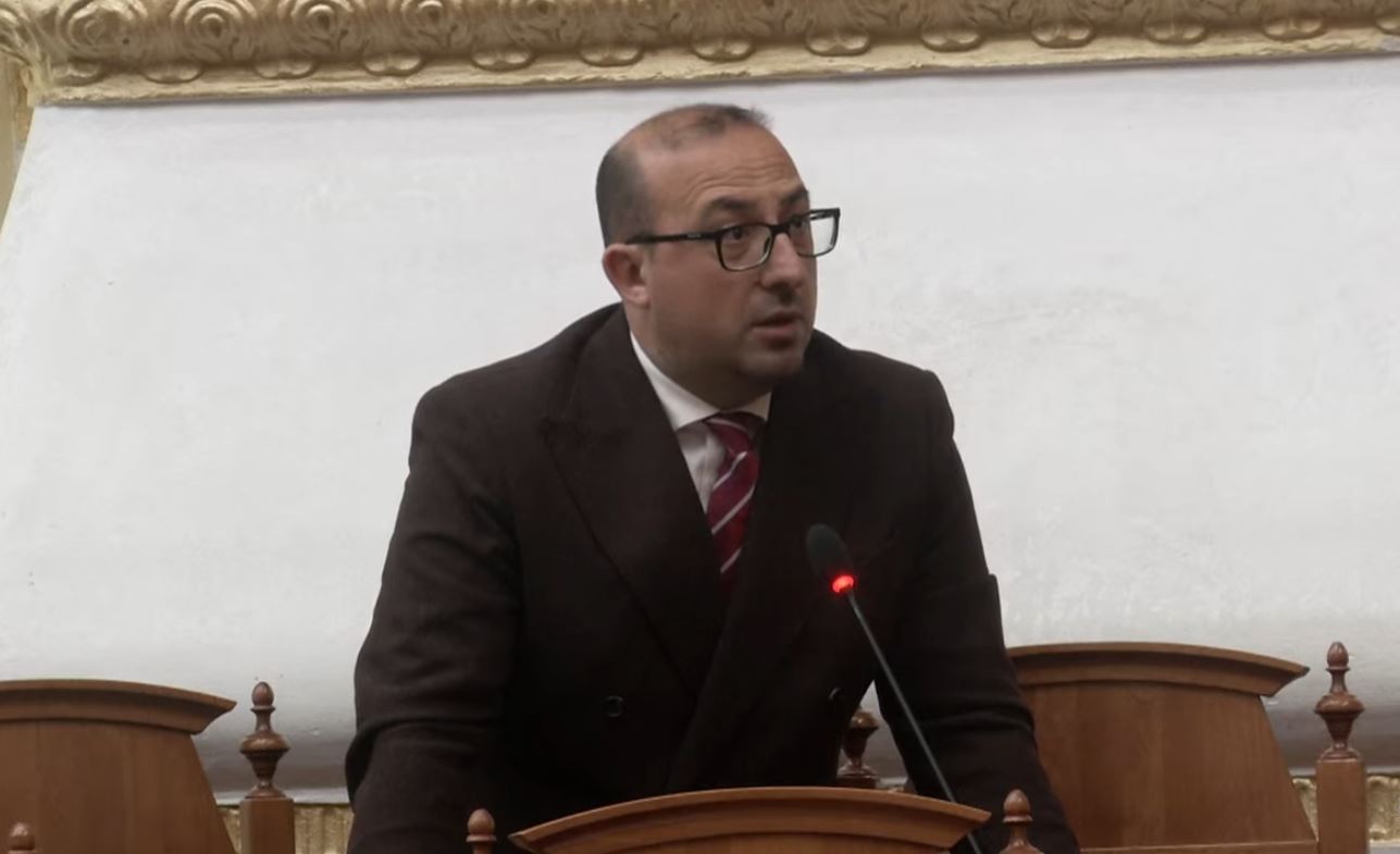 “E di ministrja çfarë ndodh në spitale?!”- Korreshi: Ka braktisur Kuvendin! Njoftojeni të paktën që i ka kaluar rroga!