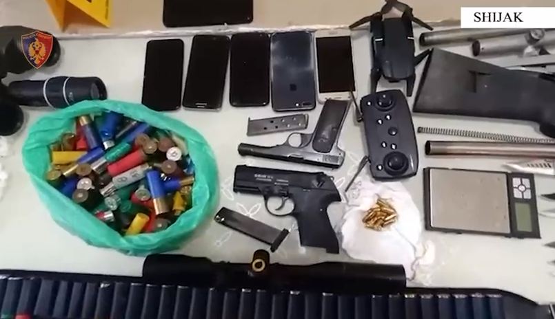 Do t’i shiste në Shijak, 59-vjeçari kapet me armë dhe municion luftarak në banesë (VIDEO)