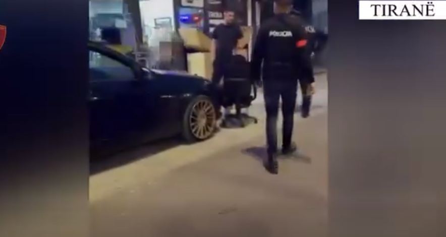 EMRAT/ Shisnin në dyqanet e tyre fenelina dhe pajisje të tjera policie, arrestohen dy persona