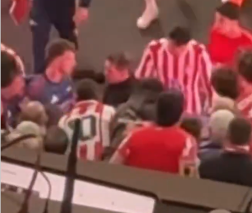 Simeone përplaset fizikisht me mbrojtësin e Arsenalit pas incidentit me të birin