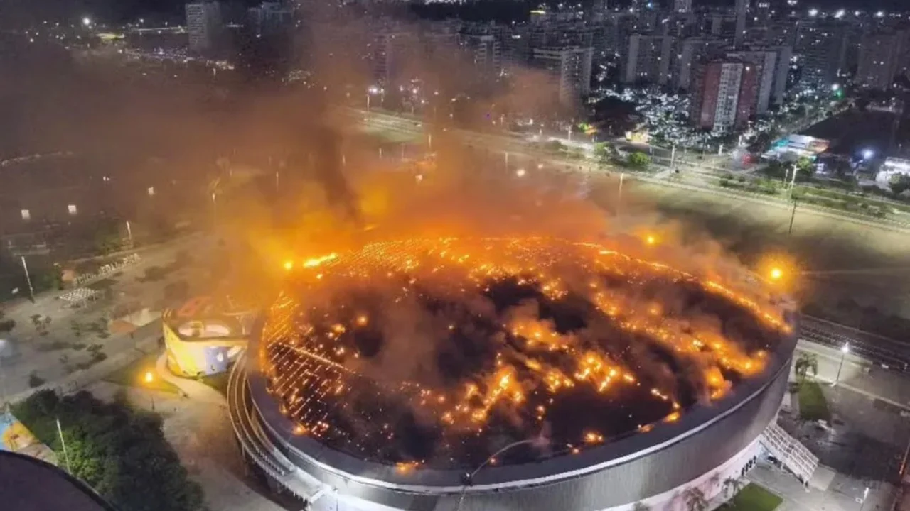 Stadiumi në Rio që mirëpriti Lojërat Olimpike përfshihet nga flakët
