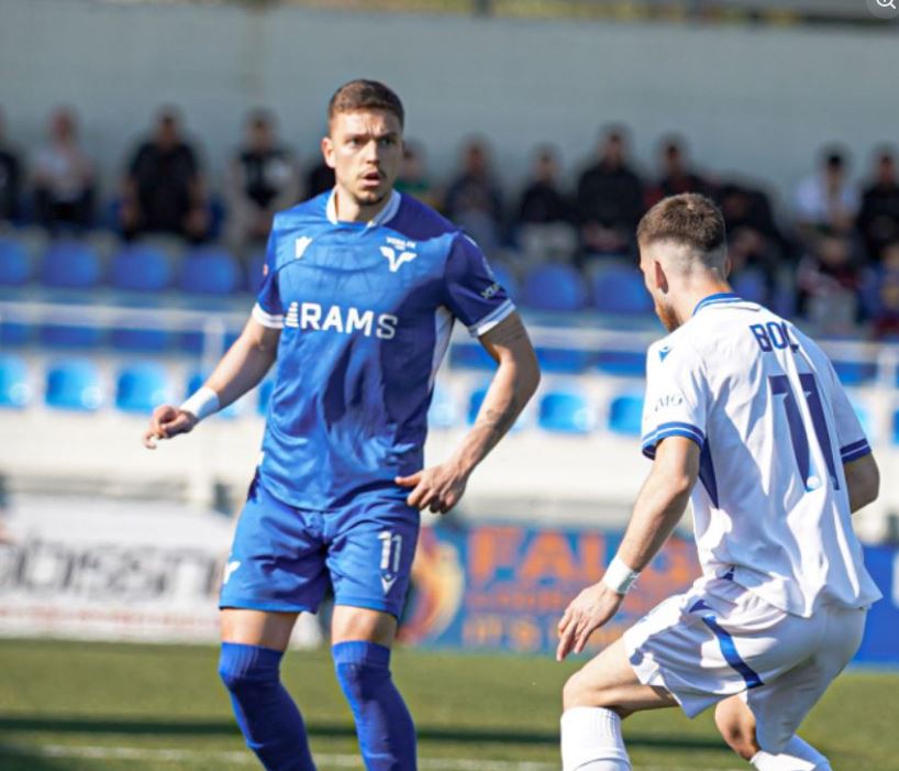 Të veçantat që nuk u panë në TV nga ndeshja Vora – Teuta, Bellaj kritikon lojtarin në fushë, ai i përgjigjet nga stoli: Jam këtu profesor!