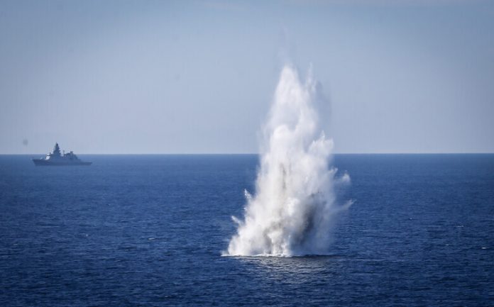 Konflikti në Lindjen e Mesme/ Irani vendos mina të reja nënujore në Ngushticën e Hormuzit