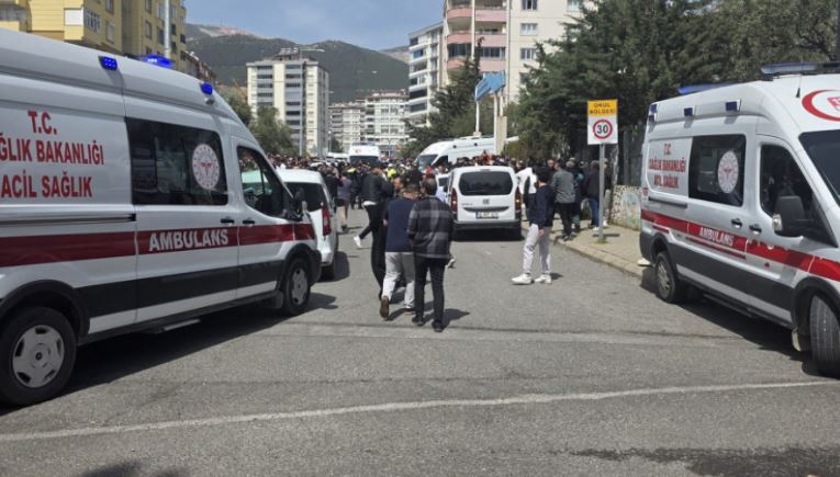 Shkon në 10 numri i të vdekurve nga sulmi me armë në Turqi, ndërron jetë një tjetër nxënës