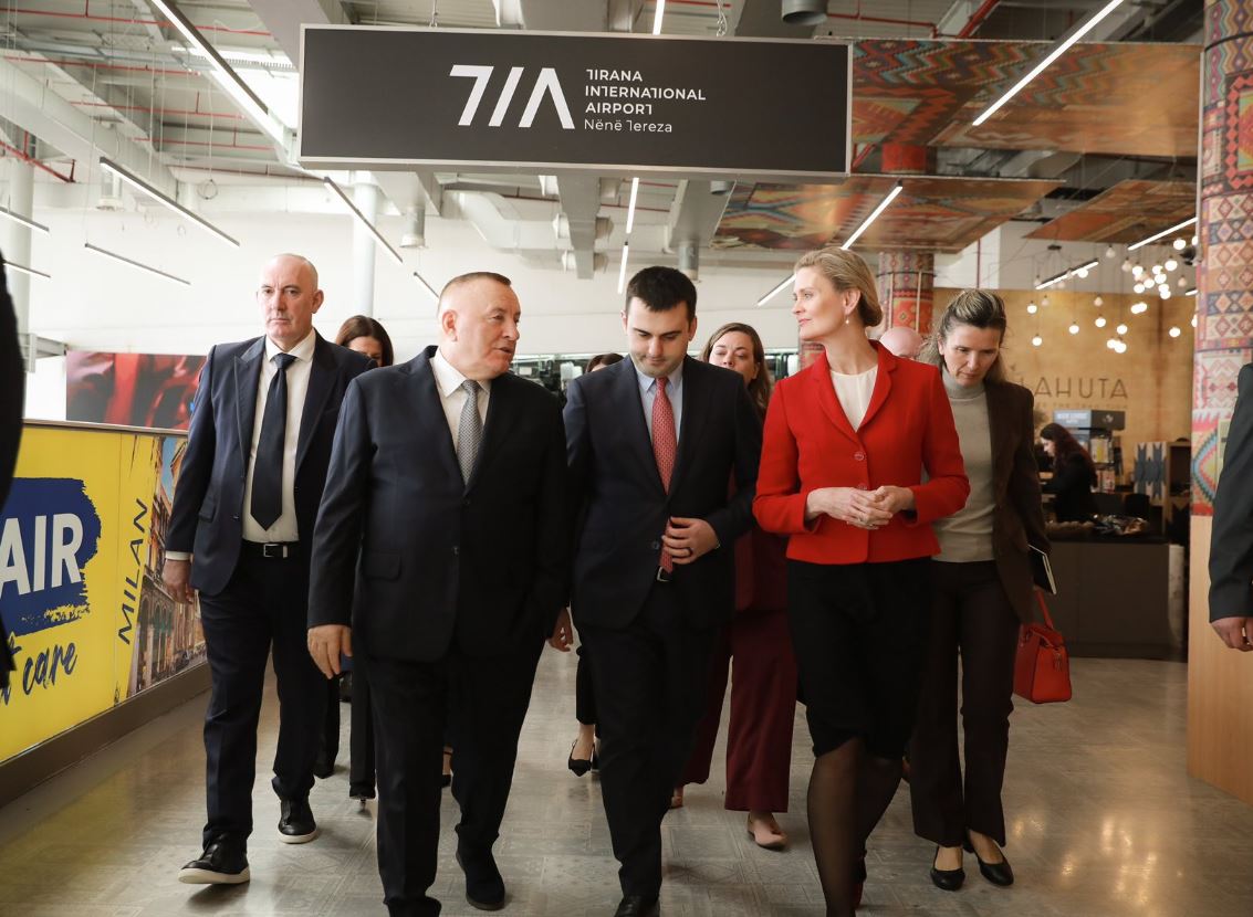 E Ngarkuara me Punë, Nancy VanHorn në Aeroportin e Rinasit, Ambasada Amerikane: Grupi “Kastrati” po vendos pajisje kontrolli të prodhuara në SHBA