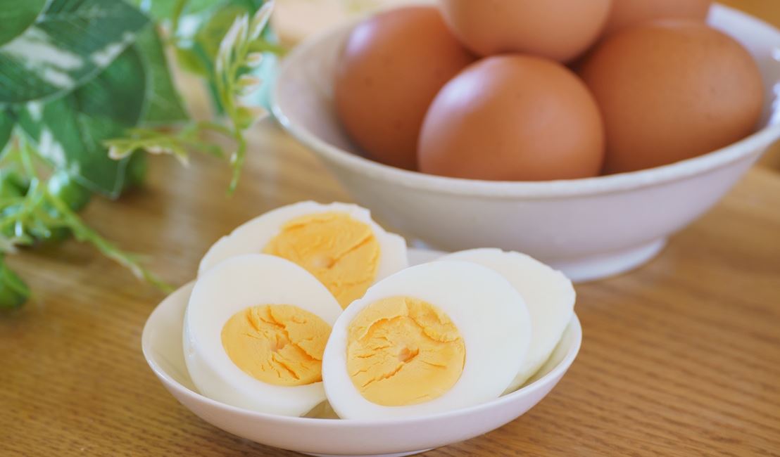 Pse e verdha e vezës së zier bëhet e gjelbër dhe si ta shmangim këtë? Zbuloni nëse mund ta konsumoni