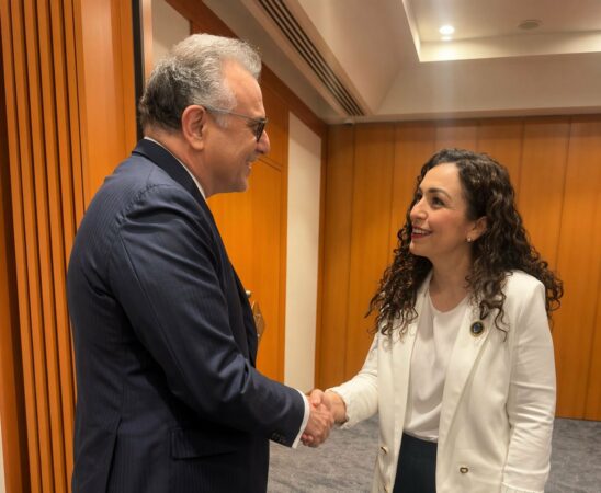 Vjosa Osmani takohet me këshilltarin e Donald Trump: Kosova do mbetet vendi më pro-amerikan