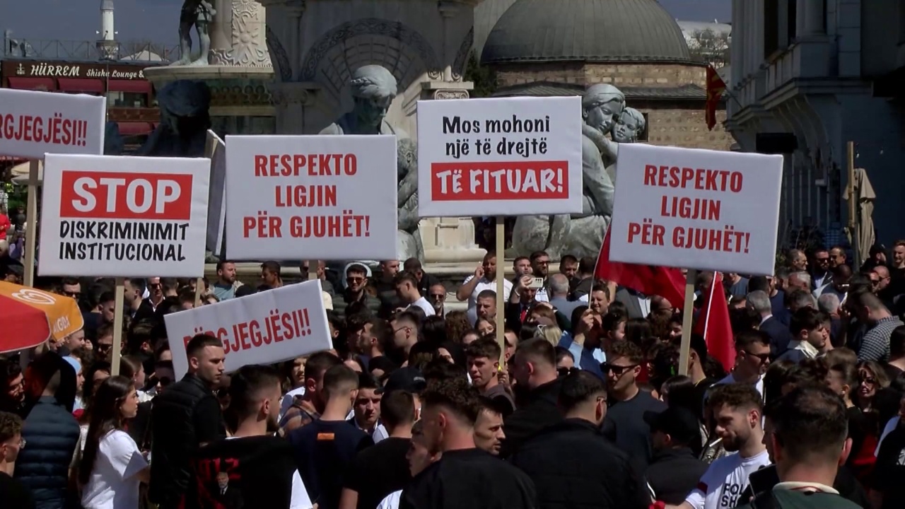 Debati për gjuhën shqipe në RMV/ Pas protestës së studentëve, deputetët shqiptarë përplasen edhe në Kuvend