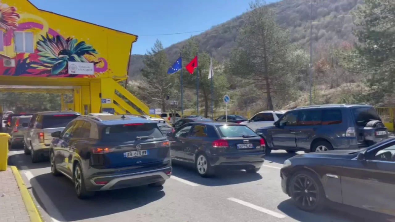 Fluks në Kapshticë, emigrantët rikthehen drejt Greqisë pas festës së Pashkës