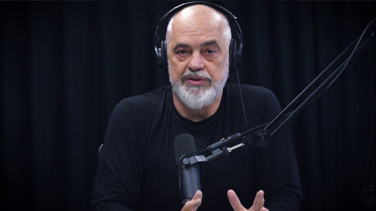 Zjarri shkrumboi dhjetëra apartamente, Rama: Banorët mund të përfitojnë bonus qiraje dhe mbështetje nga bashkia