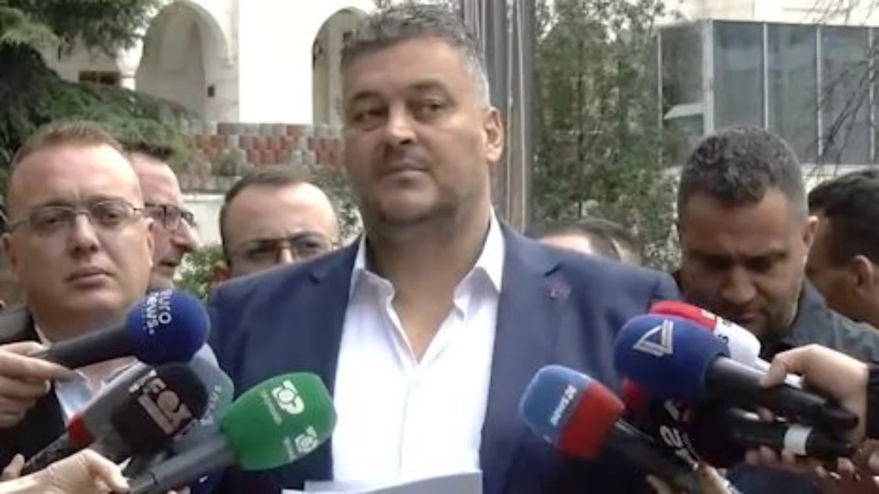 U përjashtuan nga partia, anëtarët e PD Durrës shkojnë në selinë e PD-së dhe kërkojnë ballafaqim me Berishën (VIDEO)