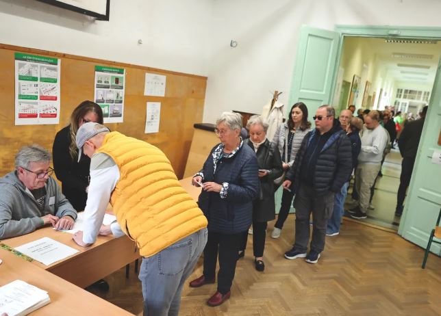 Pjesëmarrje rekord në zgjedhjet parlamentare në Hungari/ Qytetarët presin në radhë, dalin masivisht në votime!