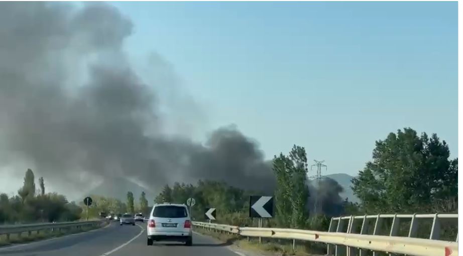 Zjarr pranë autostradës Milot-Lezhë, tymi mbulon zonën