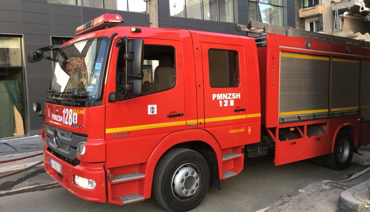 Zjarr në katin e pestë të një pallati në Tiranë, zjarrfikëset në vendngjarje