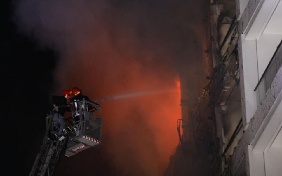 Zjarri në kompleksin 12-katësh në Tiranë, arrestohen 4 persona, mes tyre edhe administratori i pallatit