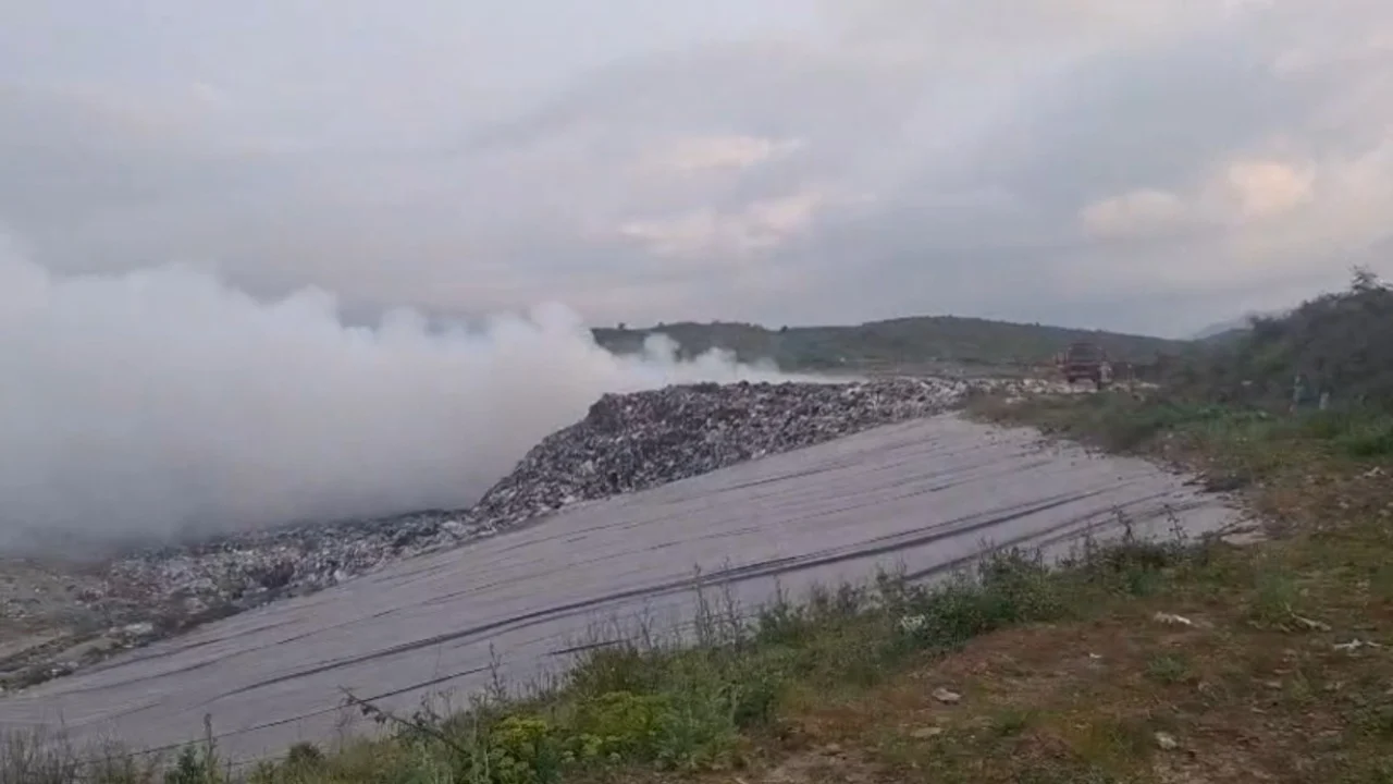 Vijon zjarri në venddepozitimin e mbetjeve në landfillin e Bushatit, tymi mbulon zonën