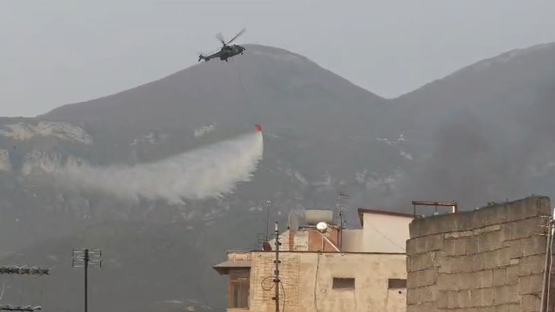 Zjarri në pallatin në Tiranë, ushtria ndërhyn me heliokopter për shuarjen e flakëve