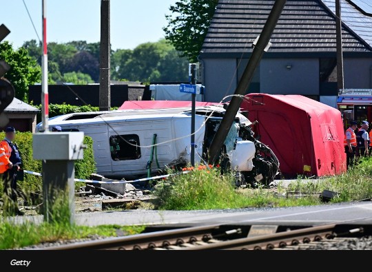 Treni përplaset me autobusin e shkollës në Belgjikë, raportohet për viktima