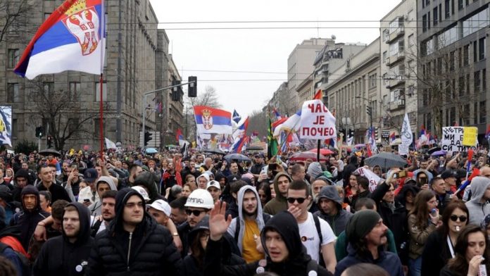 Mijëra studentë sërish në protestë në Serbi, kërkojnë zgjedhje të parakohshme